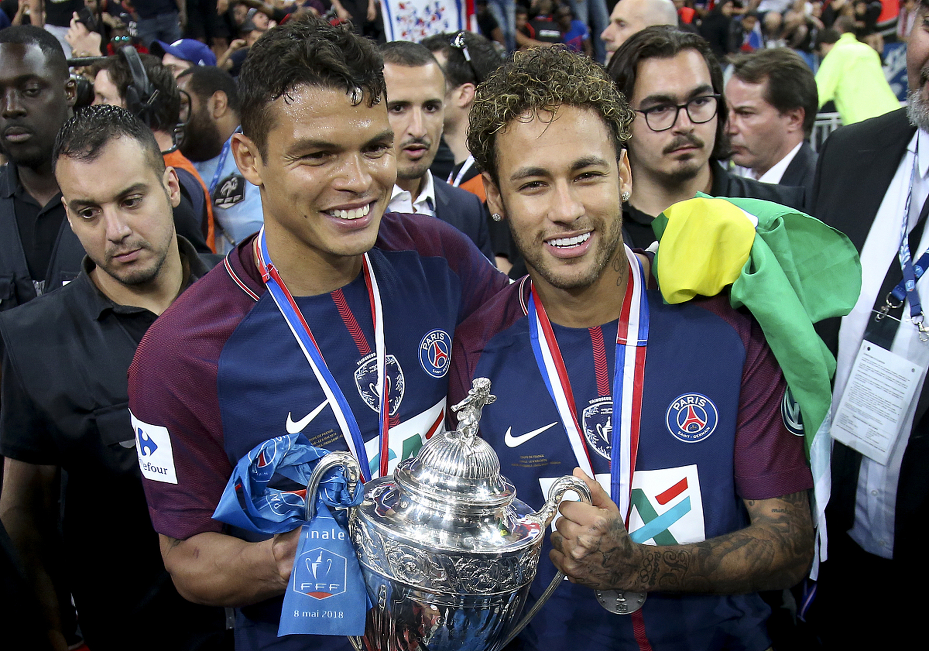 清晨法国杯焦点战；上海久事遗憾出局；赛场秩序良好；更衣室氛围转暖 