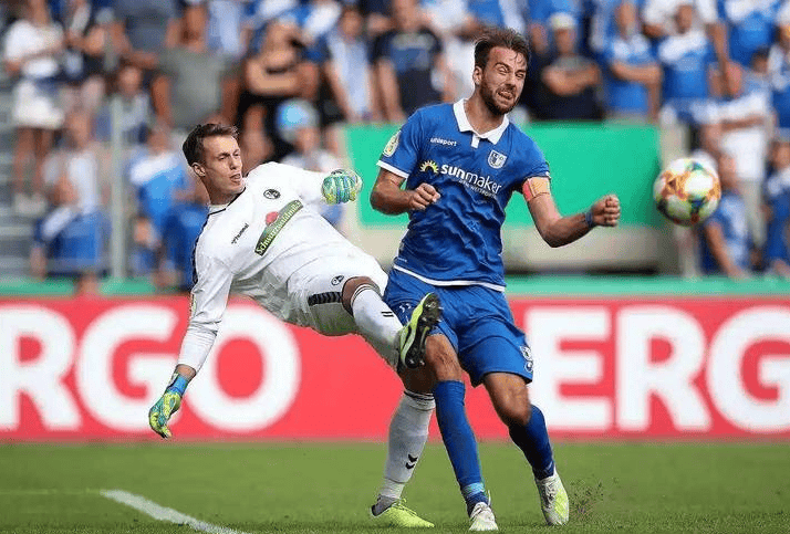 清晨法国杯焦点战；上海久事遗憾出局；赛场秩序良好；更衣室氛围转暖 