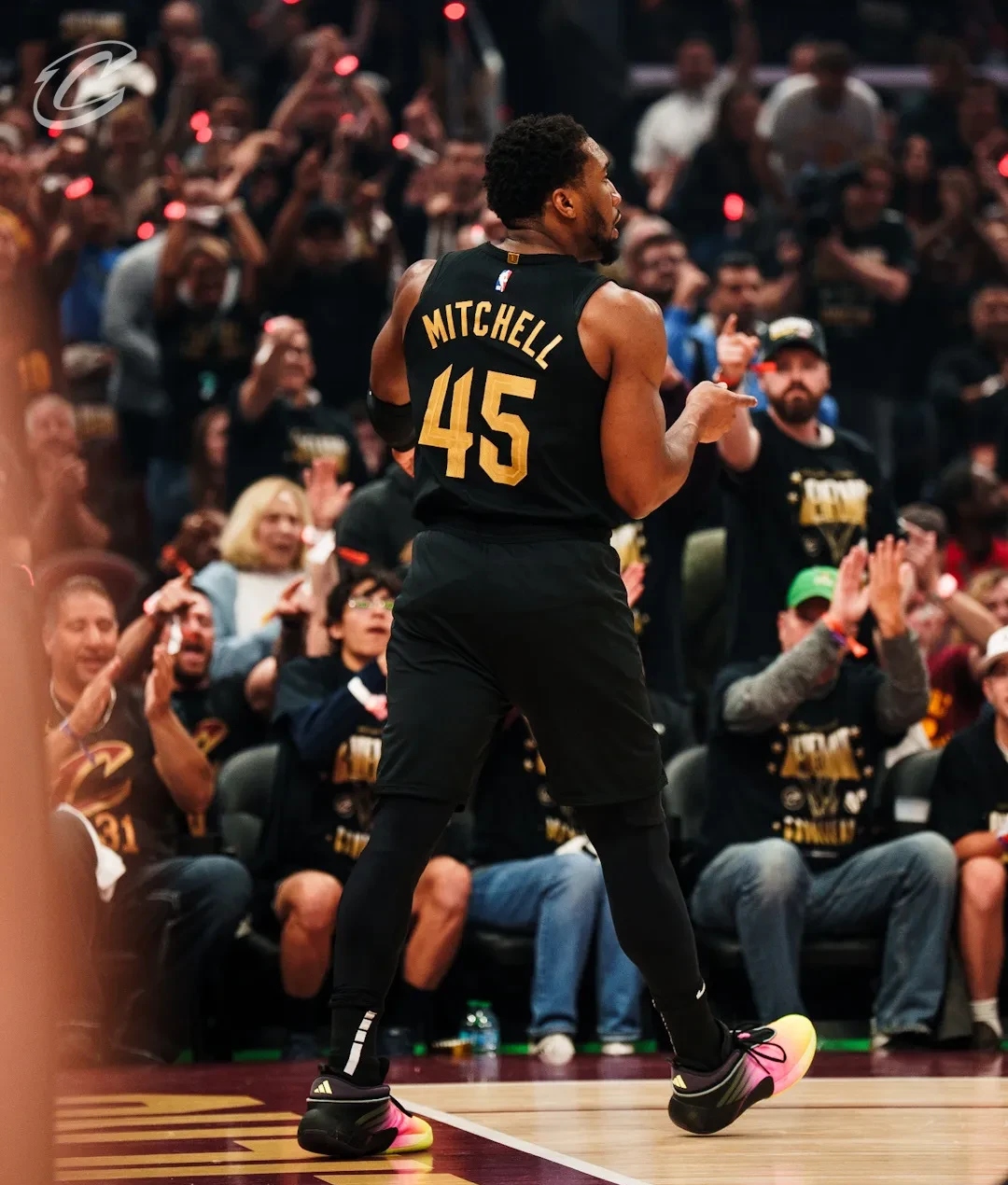 包含圣安东尼奥马刺训练开放日,赛前扳平良机引欢呼,NBA季后赛在即,控场能力受关注的词条 包含圣安东尼奥马刺训练开放日,赛前扳平良机引欢呼,NBA季后赛在即,控场能力受关注的词条